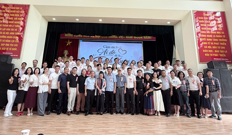 Dòng chảy ký ức hướng tới 65 năm thành lập trường: Kỷ niệm 10 năm ngày trở về